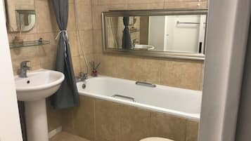 Sèche-cheveux, serviettes fournies, papier toilette