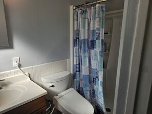 Bruser, hårtørrer, bidet, håndklæder