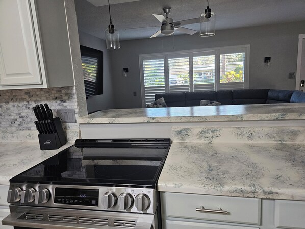 Kjøleskap, mikrobølgeovn, ovn og kokeplater