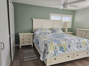 2 bedrooms, desk, iron/ironing board, free WiFi - Newly Remodeled, Quiet location, in delightful Largo next to Taylor Park!! (Largo)