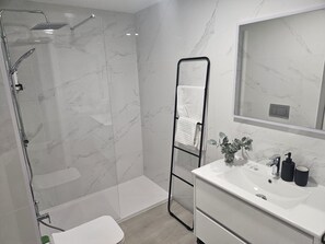 Dusche, Haartrockner, Handtücher, Seife