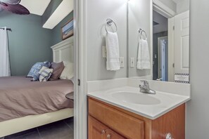 1 chambre, fer et planche Ă repasser, Wi-Fi gratuit, draps fournis