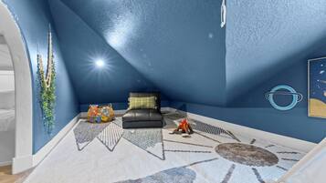 7 bedrooms, iron/ironing board, internet, bed sheets