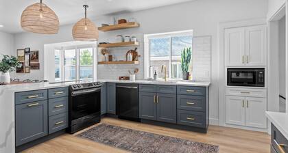 Luxurious 7BR/4BA retreat! Hot Tub, Fire Pit, Arcade Games, Huge Covered Patio