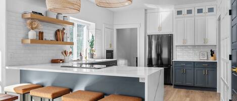 Microondas, horno, placa de cocina, lavavajillas