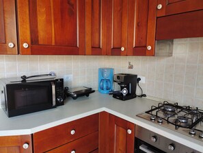 Micro-ondes, four, plaque de cuisson, lave-vaisselle