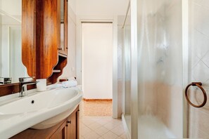 Douche, sĂšche-cheveux, bidet, serviettes fournies