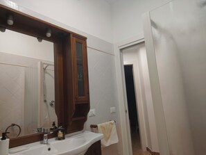 Douche, sèche-cheveux, bidet, serviettes fournies