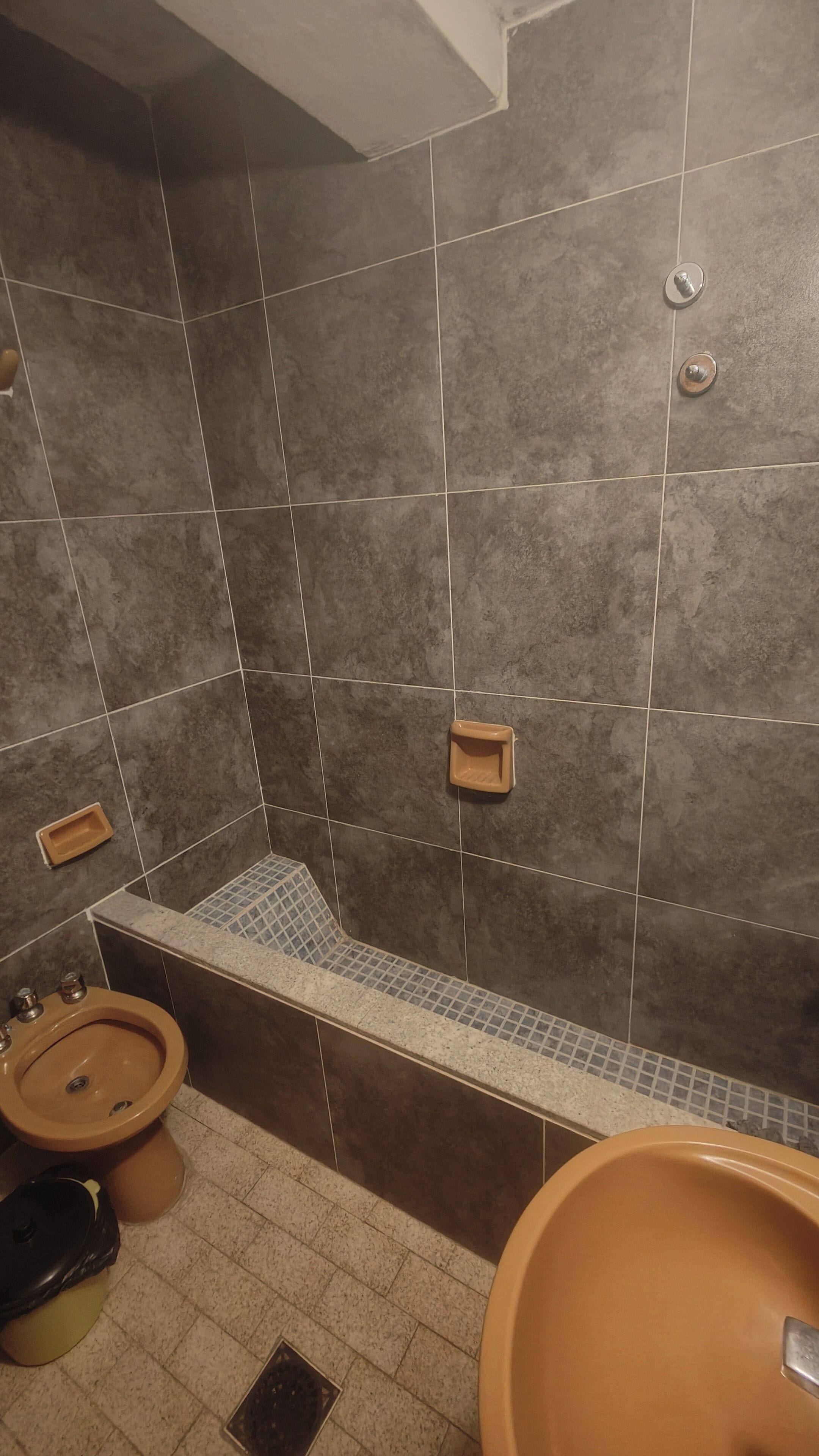 Bidet, Handtücher, Seife, Toilettenpapier