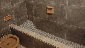 Een badkamer met een bad, wastafel en toilet.