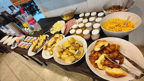Een buffet met diverse gerechten en toevoegingen.