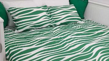 Planxa i posts de planxar, wifi i roba de llit