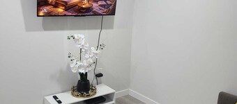 Modern, serene & cozy 2 bedroom | Ideal for travelers, families & work trips