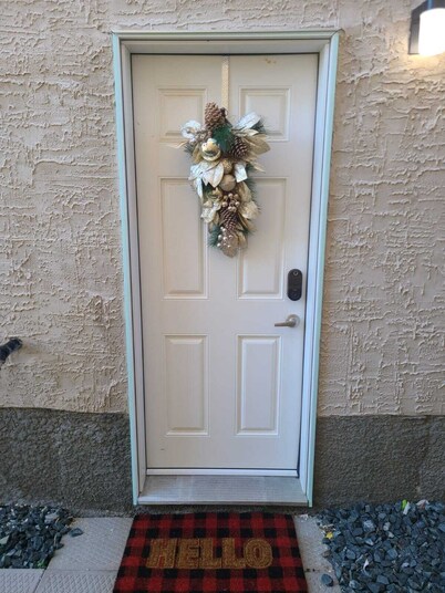 Charming & Peaceful Getaway!
A serene, cozy escape near malls, dining & more