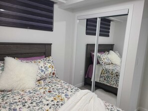 Tabla de planchar con plancha, wifi y ropa de cama