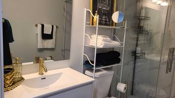 تجهيزات دش، مجففات شعر، مناشف، صابون