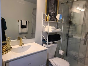 Dusche, Haartrockner, Handtücher, Seife