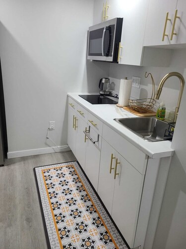 Charming & Peaceful Getaway!
A serene, cozy escape near malls, dining & more