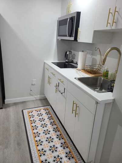 Charming & Peaceful Getaway!
A serene, cozy escape near malls, dining & more