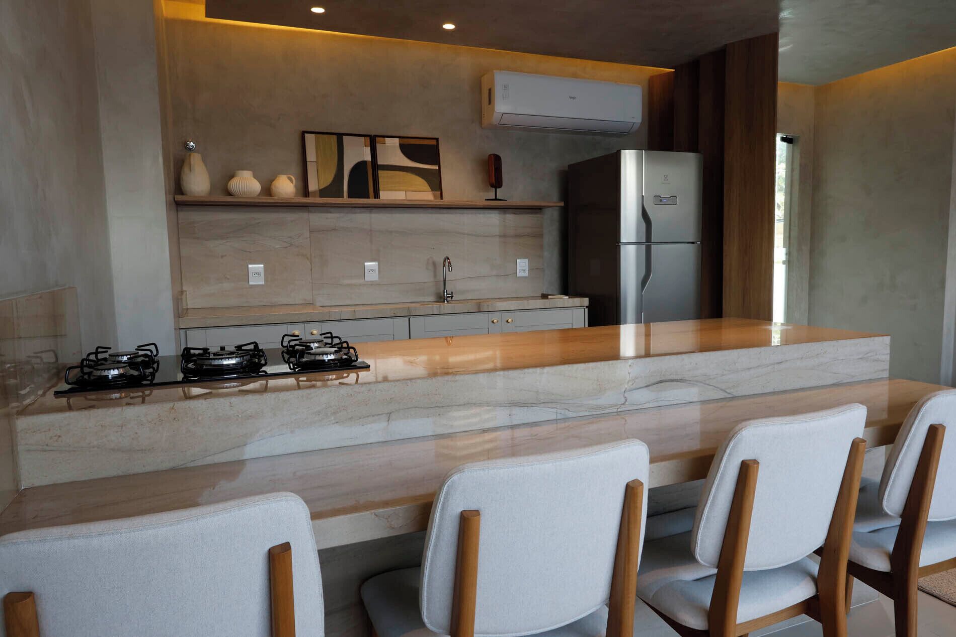 Geladeira, micro-ondas, fogão, cooktop
