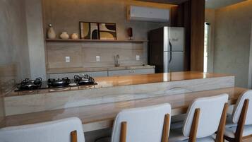 Geladeira, micro-ondas, fogão, cooktop