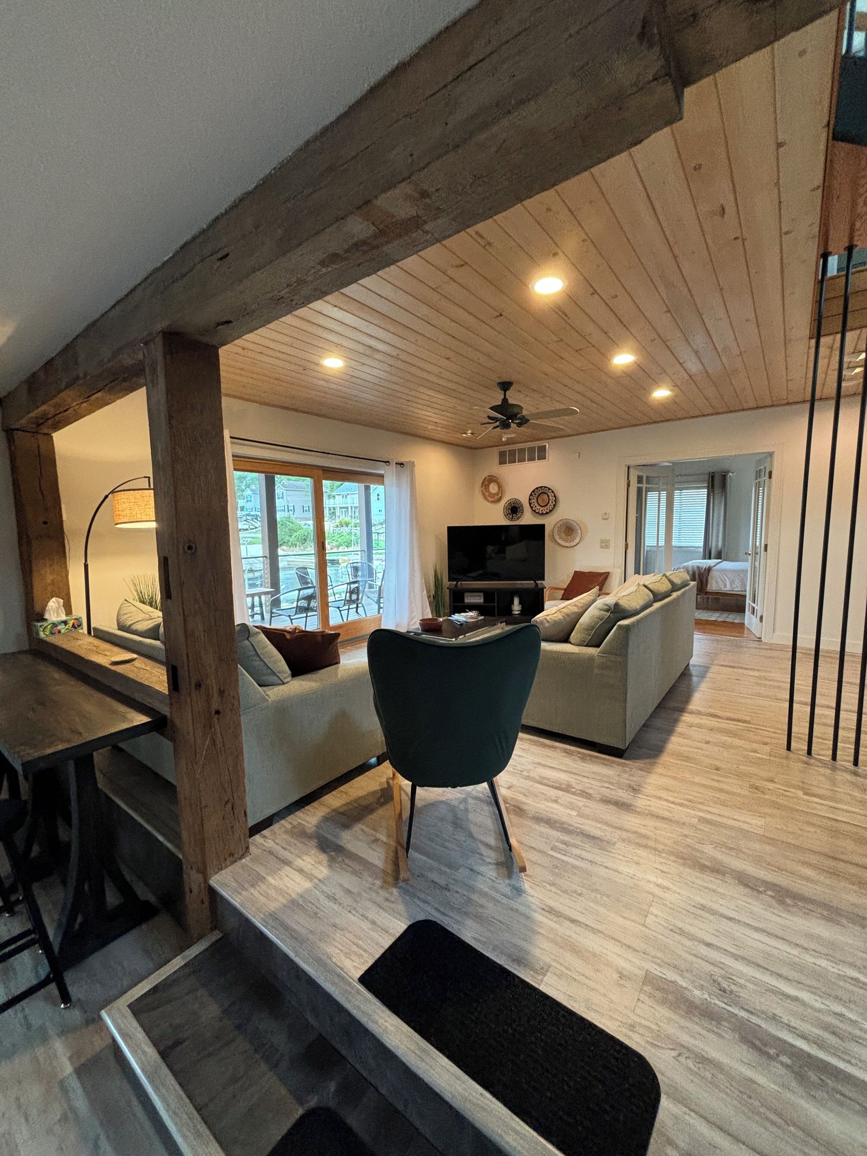 Smart TV, fireplace, books, stereo