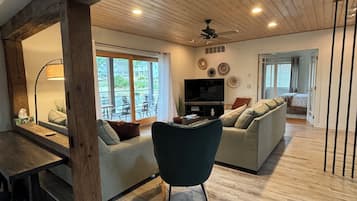 Smart TV, fireplace, books, stereo