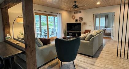 Fully Stocked Lake House with Hottub