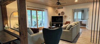 Fully Stocked Lake House with Hottub