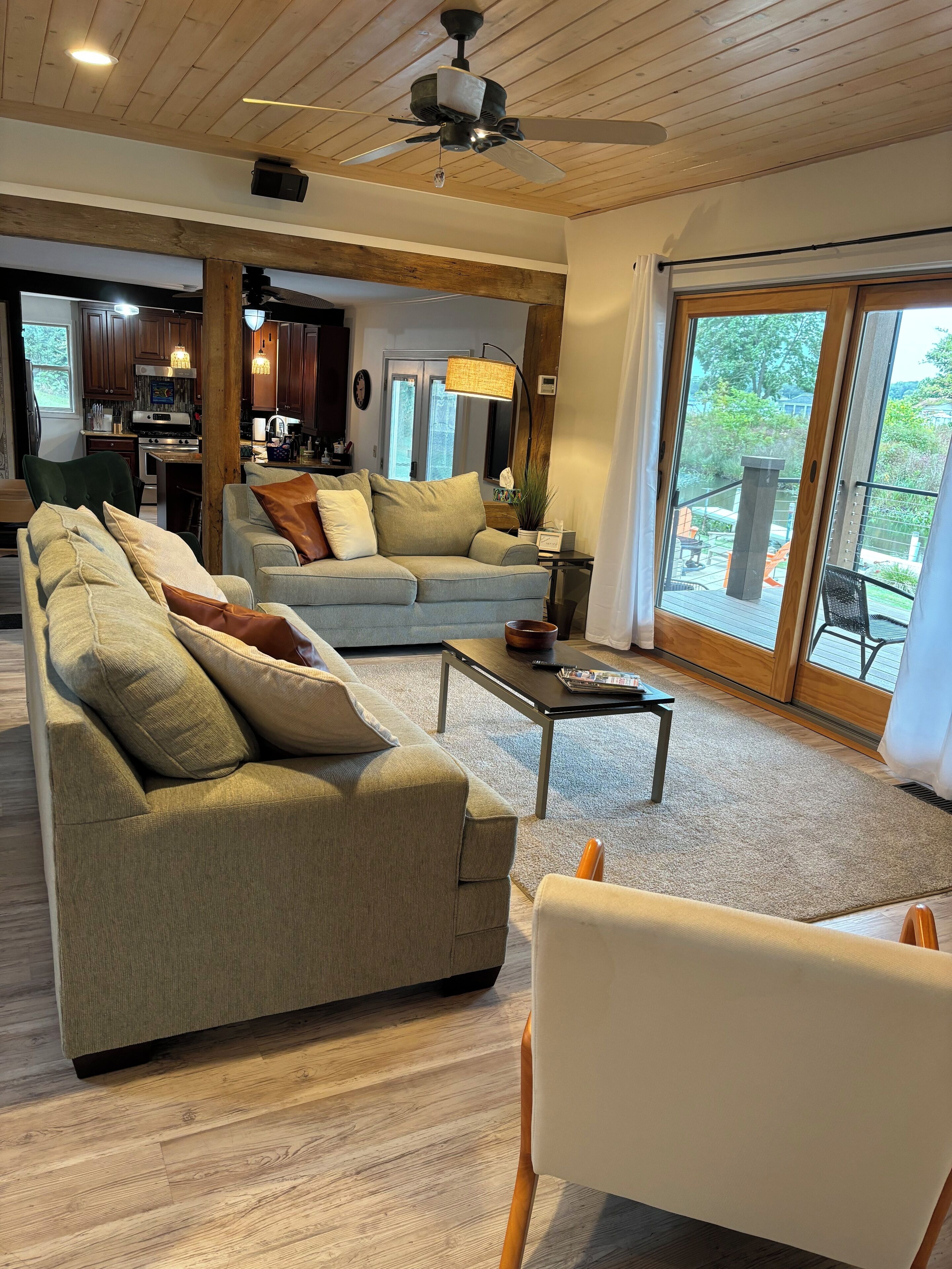 Smart TV, fireplace, books, stereo