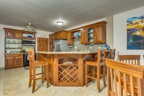 Fridge, microwave, stovetop, dishwasher