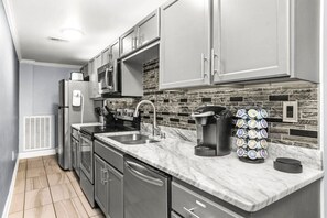 Kjøleskap, mikrobølgeovn, ovn og kokeplater