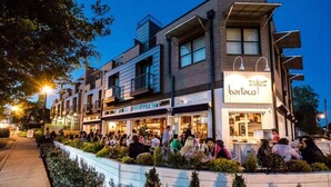 Ein mehrstöckiges Gebäude mit einem Restaurant namens 'bartaco' im Erdgeschoss.