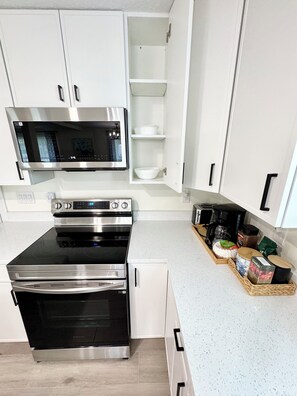 Kühlschrank, Mikrowelle, Ofen, Herdplatte