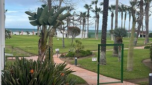 المنطقة المحيطة بالمنشأة