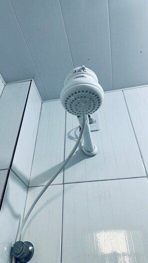 Hand-held showerhead - Apartment in the DOCA at the edge of Belém - do everything on foot, excellent location (Belém)