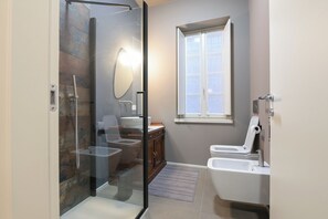 Dusj, hårføner, bidé og håndklær