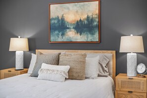 2 bedrooms, iron/ironing board, free WiFi, bed sheets - Rocky Top Rowhouse :: Modern Townhouse -- Sleeps 4! Walk to Neyland & DT Knox! (Knoxville)