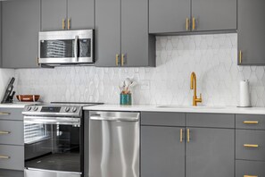 Fridge, microwave, oven, stovetop - Rocky Top Rowhouse :: Modern Townhouse -- Sleeps 4! Walk to Neyland & DT Knox! (Knoxville)