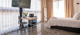 Spacious Room with Private Bathroom & Shared Kitchen with Ocean View