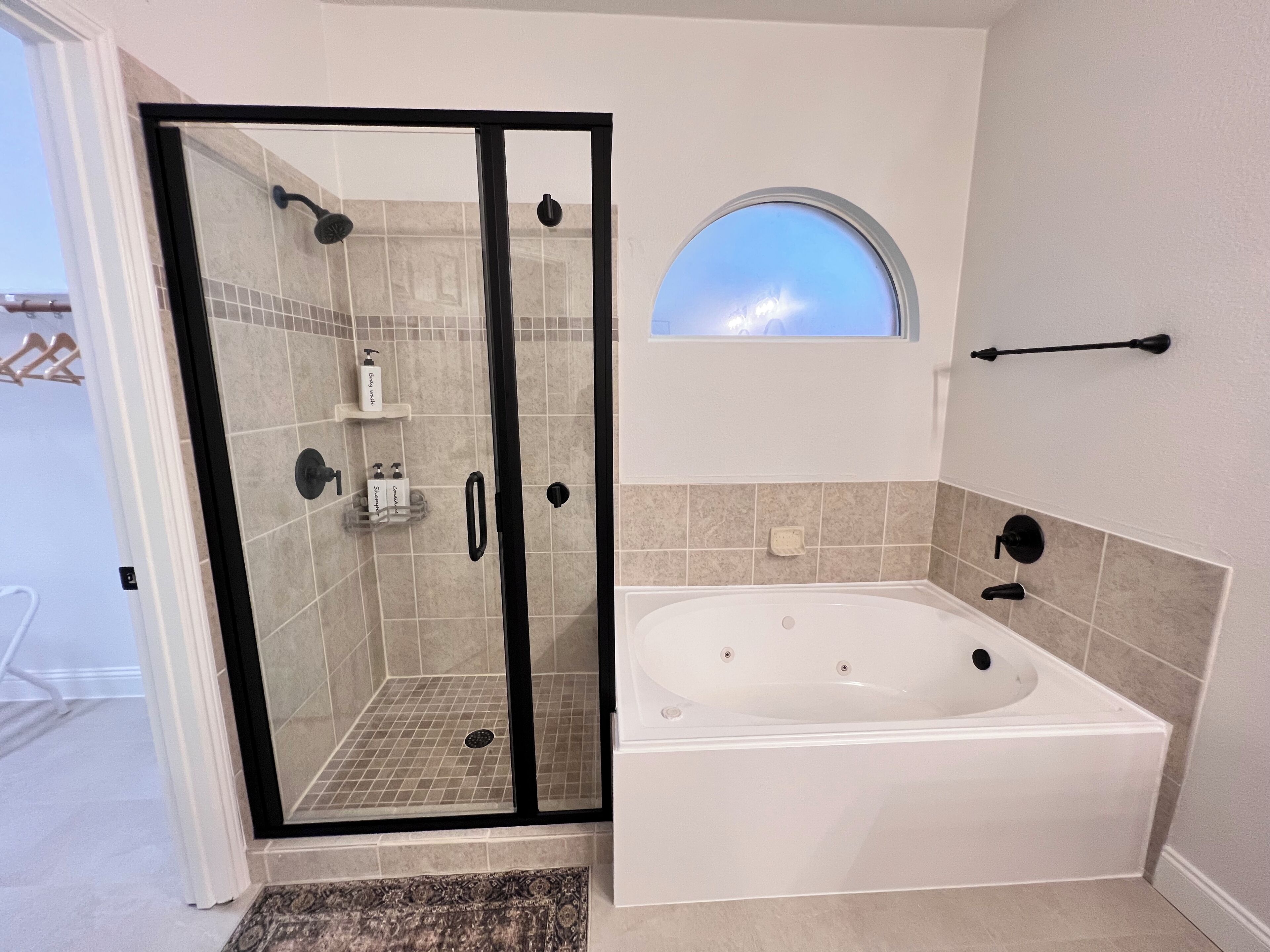 Dusche, Haartrockner, Handtücher, Seife
