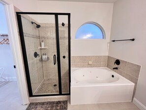 シャワー、ヘアドライヤー、タオル、石鹸
