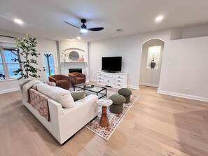 TV, fireplace - Spacious Roanoke Retreat (Roanoke)