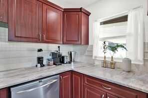 Mikrowelle, Ofen, Herdplatte, Geschirrspüler