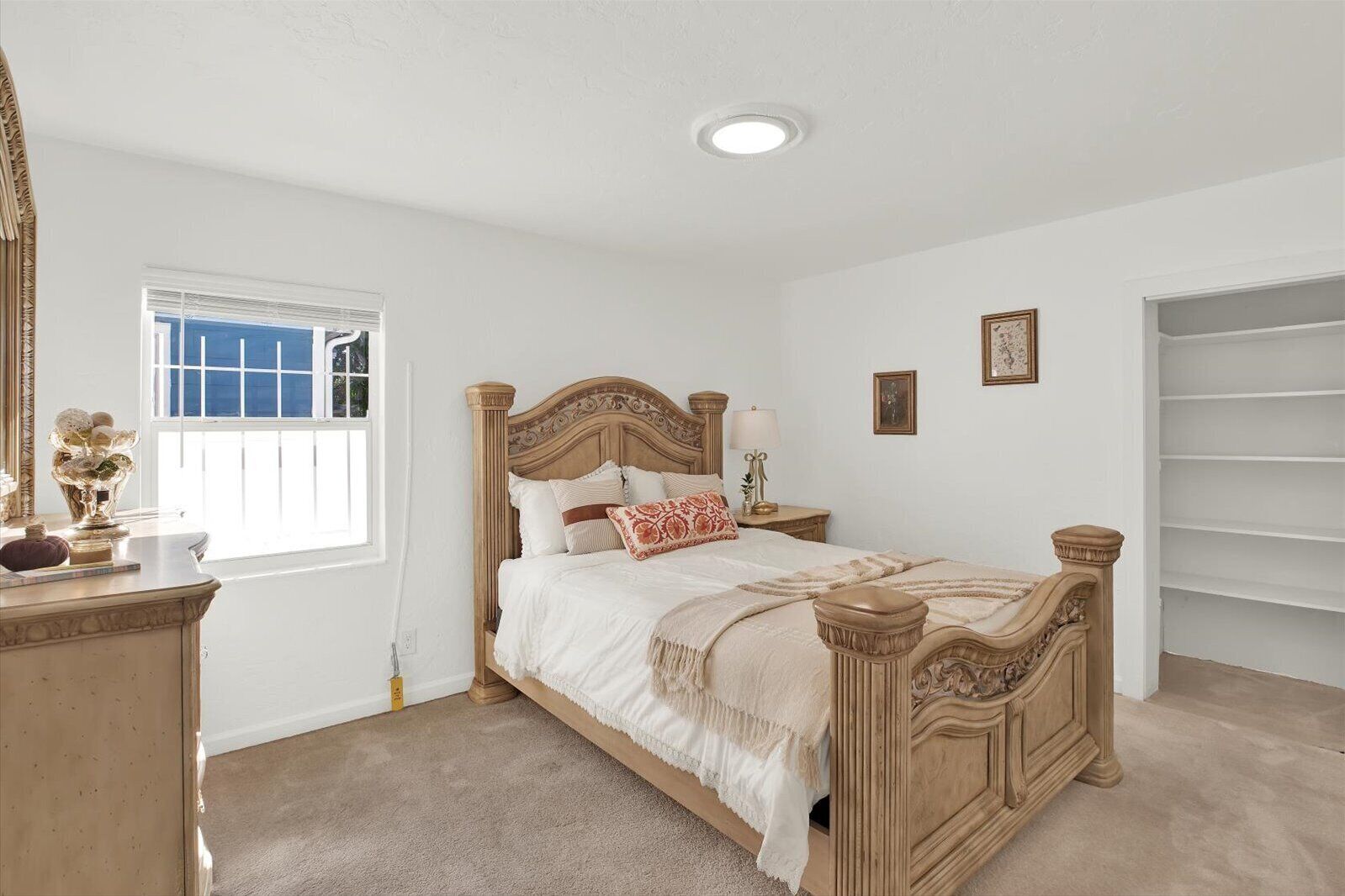 2 habitaciones, caja de seguridad en la habitación y escritorio 