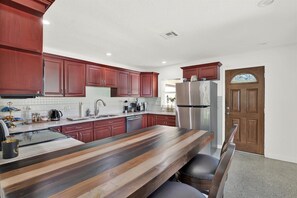 Fridge, microwave, oven, stovetop - The Perfumer’s House ✨ Hot Tub Spa Near Beach, St Petersburg (St. Petersburg)