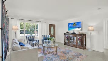 Smart-TV, Kamin, Bücher, Musikbibliothek