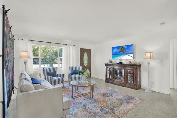 Smart TV, lareira, livros, biblioteca musical