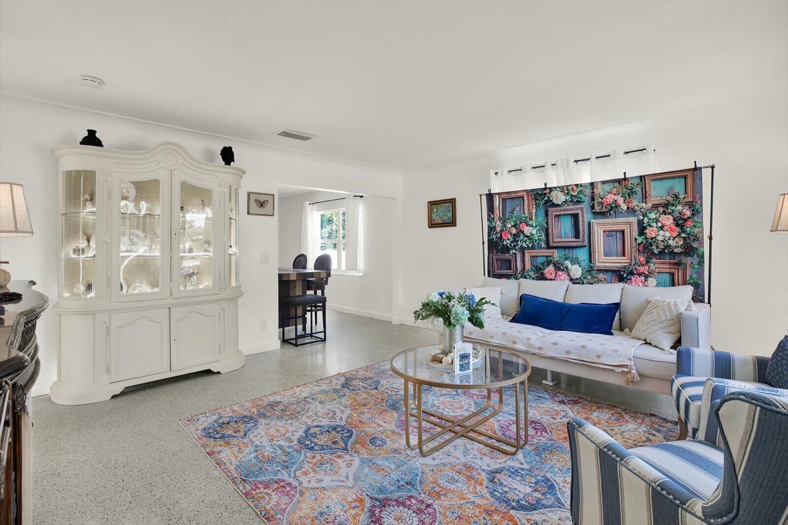 Smart TV, chimenea, libros y biblioteca musical 