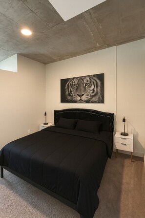 1 soverom, skrivebord, strykejern/-brett og reiseseng for barn